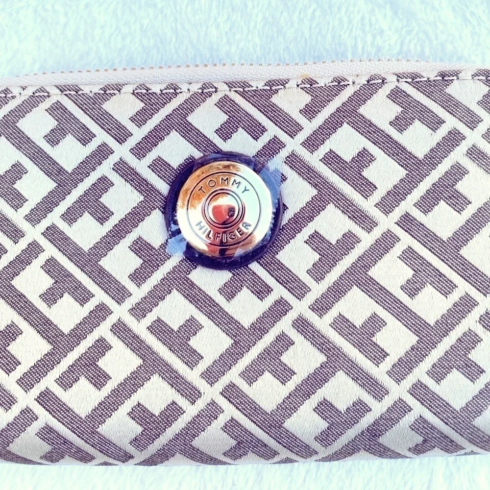 NWT Tommy Hilfiger Wristlet Brown and Tan Zippered